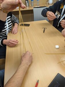 on essaye de faire tenir les spaghettis entre eux